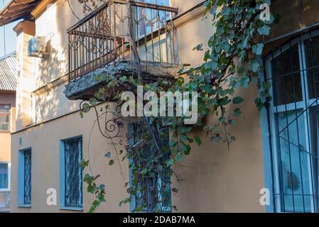 Balkon eines alten Straßenhauses, auf dem die Kleidung trocknete Balkon des alten Gebäudes Stockfoto