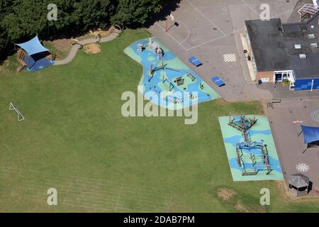 Luftaufnahme des blauen Spielplatzes & Ausrüstung in Woodstock C der E Primary School, Oxfordshire, Großbritannien Stockfoto