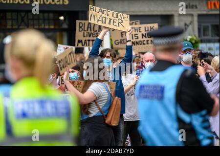 Richmond, North Yorkshire, Großbritannien - 14. Juni 2020: Demonstranten, die selbstgemachte Black Lives Matter-Schilder halten, tragen PPE-Gesichtsmasken bei BLM-Protest Stockfoto