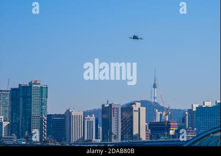 Seoul, Südkorea. November 2020. Am Mittwoch, den 11. November 2020, fährt ein Drohnentaxi mit zwei Sitzplätzen vor der Skyline von Seoul, Südkorea. Die südkoreanische Regierung demonstrierte die Technologie auf einem Testflug. Foto von Thomas Maresca/UPI Kredit: UPI/Alamy Live News Stockfoto