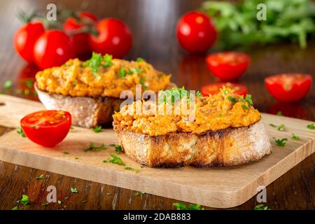 Américain préparé - typisch Belgien Verbreitung ist eine Variation von Steak Tartare auf Brot Stockfoto