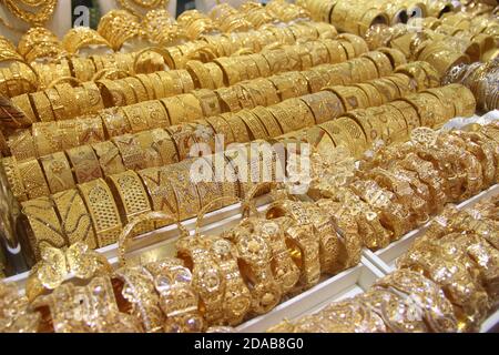 Goldschmuck im Gold Souq in Dubai, VAE. Stockfoto