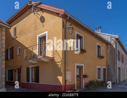 Les Planches-en-Montagne, Frankreich - 09 03 2020: Typisches Haus im Dorf juste vor der Tour de France Stockfoto