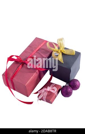 weihnachtsgeschenke isolieren auf weißem Hintergrund EINEN Stapel Weihnachtsgeschenke in farbenfroher Verpackung mit Bändern. Stockfoto