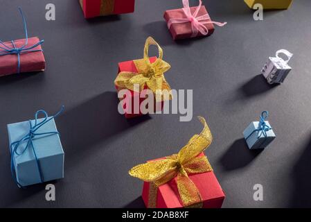 Bunte weihnachtsgeschenke auf schwarzem Hintergrund viele rote Geschenkschachteln Auf schwarzem Hintergrund Stockfoto