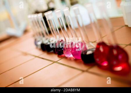 Nahaufnahme einer Reihe von Kolben mit Flüssigkeiten im Labor Stockfoto