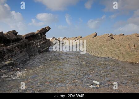 Felsvorsprünge, die zum Meer bei Welcombe Mouth Cornwall führen Stockfoto