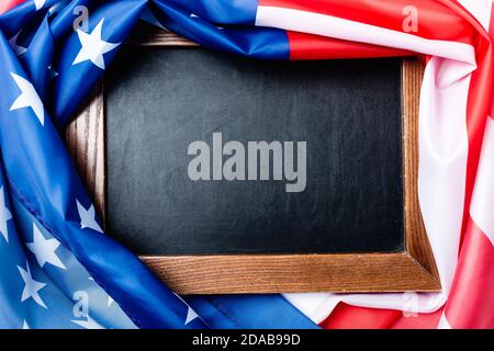 Draufsicht auf leere Tafel in der Nähe der Flagge von american mit Sterne und Stelzenläufer Stockfoto