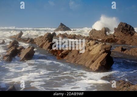 Felsvorsprünge, die zum Meer bei Welcombe Mouth Cornwall führen Stockfoto