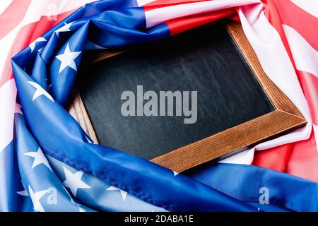 Leere Tafel neben Flagge der amerikaner mit Sternen und Stipes Stockfoto