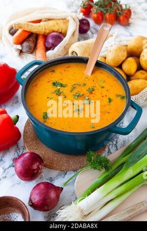 Topf mit herzhafter Kartoffelsuppe mit frischem Gemüse Stockfoto