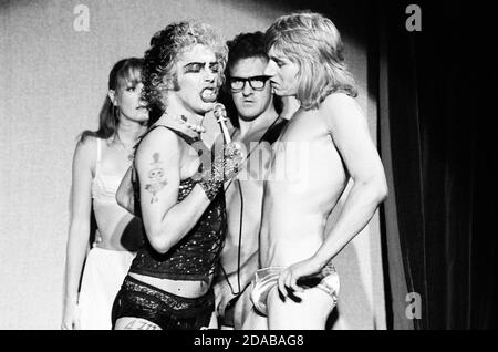 l-r: Belinda Sinclair (Janet Weiss), Tim Curry (Frank-n-furter), Christopher Malcolm (Brad Majors), Rayner Bourton (Rocky Horror) in DER ROCKY HORROR SHOW im Chelsea Classic Cinema, London SW3 14/08/1973 Transfer vom The Theatre Upstairs, Royal Court Theatre Buch, Musik & Texte von Richard O'Brien Set Design: Brian Thomson Kostüme: Sue Blane Beleuchtung: Gerry Jenkinson Regie: Jim Sharman Stockfoto