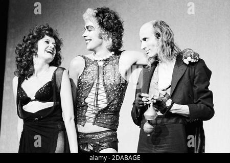 l-r: Patricia Quinn (Magenta), Tim Curry (Frank-n-furter), Richard O'Brien (Riff Raff) in DER ROCKY HORROR SHOW im Chelsea Classic Cinema, London SW3 14/08/1973 Transfer vom The Theatre Upstairs, Royal Court Theatre Buch, Musik & Texte von Richard O'Brien Bühnenbild: Brian Thomson Kostüme: Sue Blane Beleuchtung: Gerry Jenkinson Regie: Jim Sharman Stockfoto