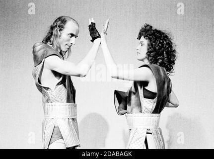 Richard O'Brien (Riff Raff), Patricia Quinn (Magenta) in DER ROCKY HORROR SHOW im Chelsea Classic Cinema, London SW3 14/08/1973 Transfer vom The Theatre Upstairs, Royal Court Theatre Buch, Musik & Texte von Richard O'Brien Bühnenbild: Brian Thomson Kostüme: Sue Blane Beleuchtung: Gerry Jenkinson Regie: Jim Sharman Stockfoto