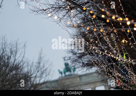Berlin, Deutschland. November 2020. Lichterketten schmücken die Linden auf der Straße unter den Linden vor dem Brandenburger Tor. Quelle: Jörg Carstensen/dpa/Alamy Live News Stockfoto
