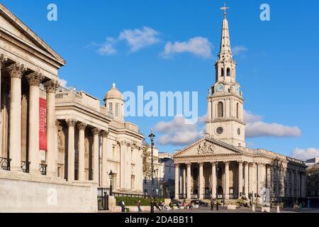 Die National Gallery und die St. Martins-in-the-Fields-Kirche vom Trafalgar Square im Zentrum von London, Großbritannien Stockfoto