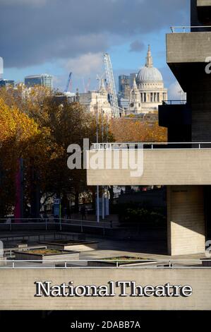 London, England, Großbritannien. St Paul's Cathedral und das Nationaltheater am Südufer, von der Waterloo Bridge im Herbst gesehen (Nov 2020) Stockfoto