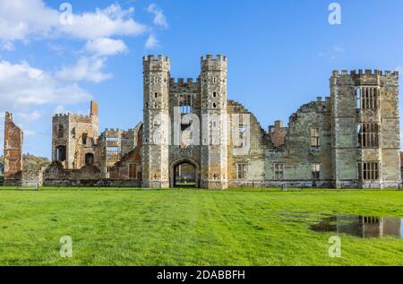 Die Ruinen von Cowdray House (oder Castle) ein Tudor Herrenhaus in Cowdray, Midhurst, einer Stadt in West Sussex, Südostengland Stockfoto