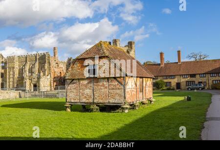 Traditionelle Kornkammer Scheune steht auf Stachelsteinen in den Ruinen von Cowdray House (oder Schloss) ein Tudor Herrenhaus in Cowdray, Midhurst, West Sussex Stockfoto