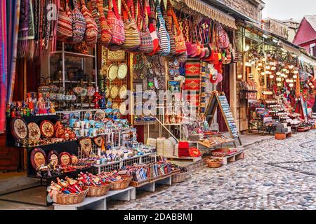 Reiche Auswahl an traditionellen Handwerken und Souvenirs entlang der gepflasterten Straßen von Mostar, Bosnien-Herzegowina Stockfoto