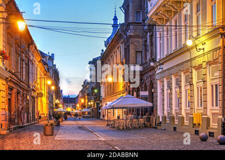 Nachtszene entlang der Eugeniu de Savoya Straße bei Sonnenuntergang in Timisoara, Rumänien. Die Straße trägt den Namen des berühmten Prinzen Eugen von Savoyen als h Stockfoto