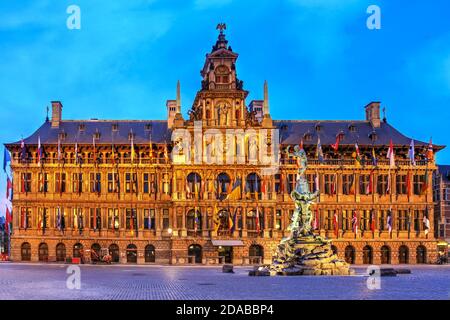 Dämmerungsszene des Antwerpener Rathauses auf dem Grote Markt (Hauptplatz), Belgien, ein UNESCO-Weltkulturerbe und eines der ersten Gebäude in New Reina Stockfoto