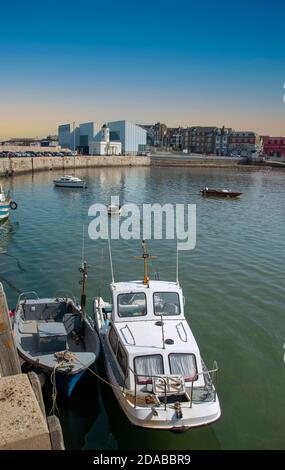 Ramsgate, Kent, England, Großbritannien. 2020. Ramsgate Hafen mit Fischen und Vergnügungsbooten mit einer Kulisse der Altstadt. Stockfoto