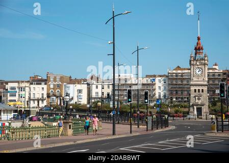 Margate, Kent, England, Großbritannien. 2020. Margate Altstadtgebäude und der historische Jubilee Uhrturm am Strand. Stockfoto