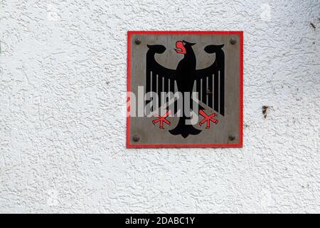 Emmerich Am Rhein, Deutschland. November 2020. An der Fassade des Zollamtes hängt ein Bundesadler. Bei einem spektakulären Einbruchstreich in Emmerich am Niederrhein haben vier Männer rund 6.5 Millionen Euro eingefangen. Die Täter sind entkommen, bisher gibt es keine heiße Führung. Quelle: Federico Gambarini/dpa/Alamy Live News Stockfoto