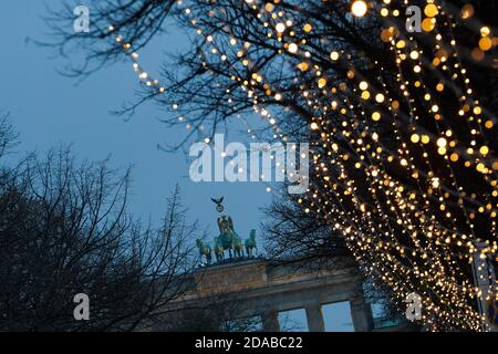 Berlin, Deutschland. November 2020. Lichterketten schmücken die Linden auf der Straße unter den Linden vor dem Brandenburger Tor. Quelle: Jörg Carstensen/dpa/Alamy Live News Stockfoto