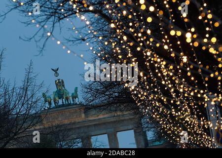 Berlin, Deutschland. November 2020. Lichterketten schmücken die Linden auf der Straße unter den Linden vor dem Brandenburger Tor. Quelle: Jörg Carstensen/dpa/Alamy Live News Stockfoto