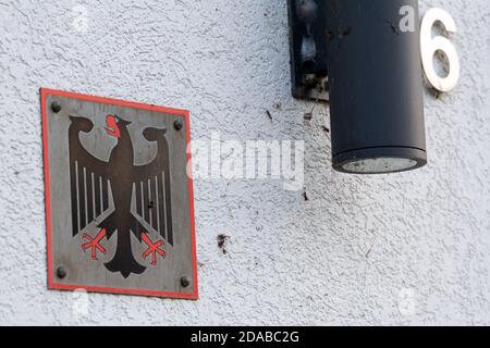 Emmerich Am Rhein, Deutschland. November 2020. An der Fassade des Zollamtes hängt ein Bundesadler. Bei einem spektakulären Einbruchstreich in Emmerich am Niederrhein haben vier Männer rund 6.5 Millionen Euro eingefangen. Die Täter sind entkommen, bisher gibt es keine heiße Führung. Quelle: Federico Gambarini/dpa/Alamy Live News Stockfoto