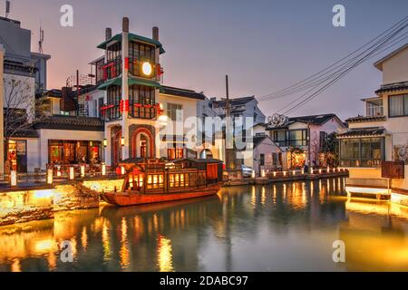 Dämmerung Kanalszene in Pingjiang Bezirk von Suzhou, China in der Nähe von Shanghai. Stockfoto