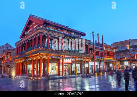 Nacht Szene der historischen Häuser entlang der kommerziellen Qianmen Steet in der Innenstadt von Peking, China Stockfoto