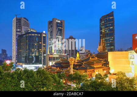 Nachtansicht der Skyline von Shanghai mit dem Jing'an buddhistischen Tempel und den umliegenden Skyscrappern in China. Stockfoto