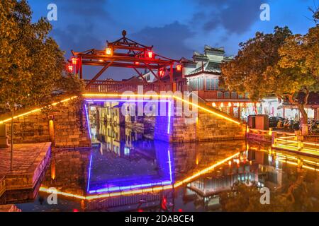 Zhongchuan Brücke über einen Kanal in der Nacht in Tongli, eine schöne Wasserstadt in der Nähe von Suzhou, Provinz Jiangsu, China. Stockfoto