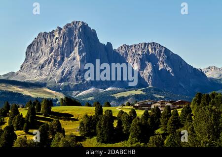 Santa Cristina Valgardena Südtirol Italien. Col Raiser und der Naturpark Puez Geisler Geisler. Der Langkofel im Hintergrund. Stockfoto