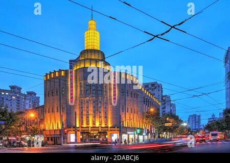 Shanghai, China - 25. Juli 2019 - Nachtszene mit dem Paramount (Tor der 100 Freuden) Shanghai, China ein historischer Nachtclub und Tanzsaal in Jian Stockfoto