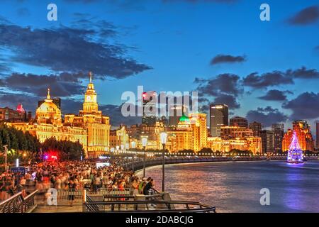 Nachtszene entlang des Bundes in Shanghai, China, mit den meisten kolonialen Gebäuden mit Blick auf den Huangpu-Fluss. Stockfoto