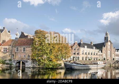 Rotterdam, Niederlande, 23. Oktober 2020: Aelbrechtskolk Kanal in Delfshaven Nachbarschaft mit großem Kastanienbaum, historische Barge und Pilgrimfat Stockfoto