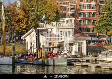 Rotterdam, Niederlande, 23. Oktober 2020: Historische Veerhaven Marina im Herbst mit dem schwimmenden Hafenbüro, Kastanienbäumen und im Hintergrund Stockfoto