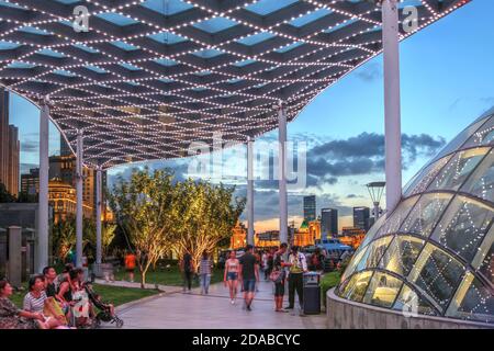 Abendszene entlang des Bundes in Shanghai, China, mit einem gläsernen Abschnitt mit künstlicher Beleuchtung. Stockfoto