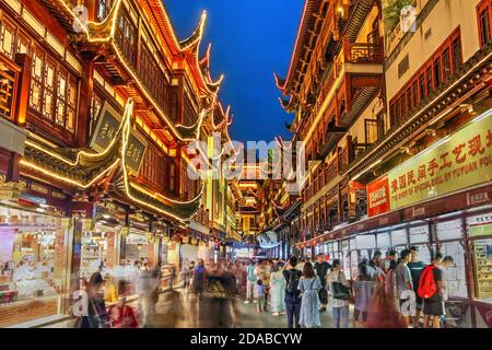 Shanghai, China - 8. August 2019 - Nachtszene im berühmten Yu Garten und Basar, mit Restaurants eine popullare Gasse mit Besuchern cateri überfüllt Stockfoto