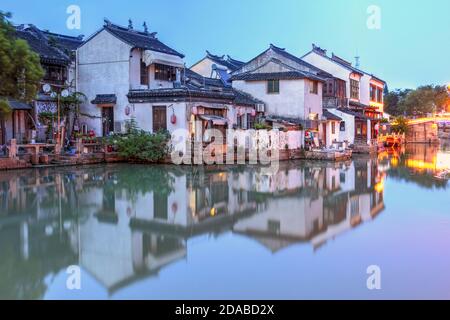 Abendszene mit traditionellen chinesischen Häusern entlang eines Kanals in Tongli, einer schönen Wasserstadt in der Nähe von Suzhou, Provinz Jiangsu, China. Stockfoto