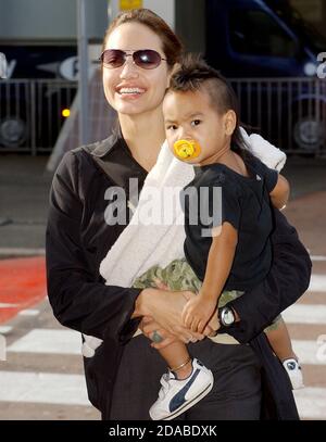 Angelina Jolie und ein sehr junger Sohn Maddox in London Flughafen Heathrow Oktober 2003 Stockfoto