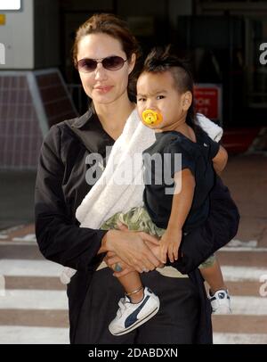 Angelina Jolie und ein sehr junger Sohn Maddox in London Flughafen Heathrow Oktober 2003 Stockfoto