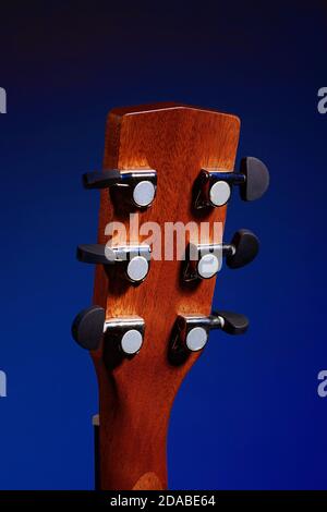 Das Griffbrett einer akustischen Gitarre aus der Nähe. Studiofoto eines Musikinstruments. Modell Stockfoto