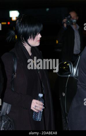 Ein junger Kelly Osbourne, der am Flughafen London Heathrow ankommt Stockfoto