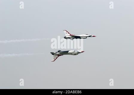 Bangkok, Thailand - 9. Oktober 2009: United States Air Force Thunderbirds offizielles militärisches Kunstflugteam während einer Ausstellung. Stockfoto