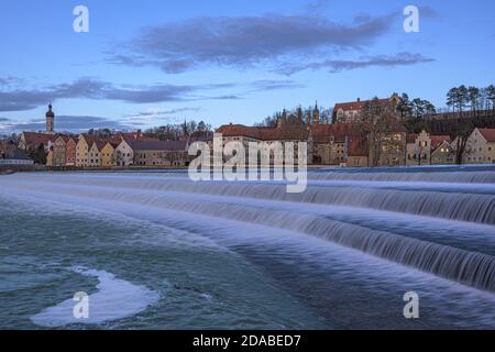 Schöne Landsberg am Lech eine Stadt in Bayern Deutschland mit einem Wasserfall Stockfoto